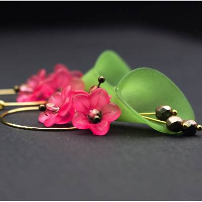 Creolen, Ohrringe mit Blüten in grün und pink