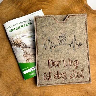 Bestickte Filzhülle für Wanderpass – Schutzhülle für Stempelpass & Harzer Wandernadel