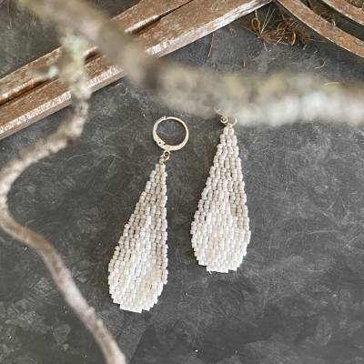 Handgefertigte Boho Ohrhänger Tropfenform – Leicht, Chic & Ethno-Style | Weiß Grau Silber