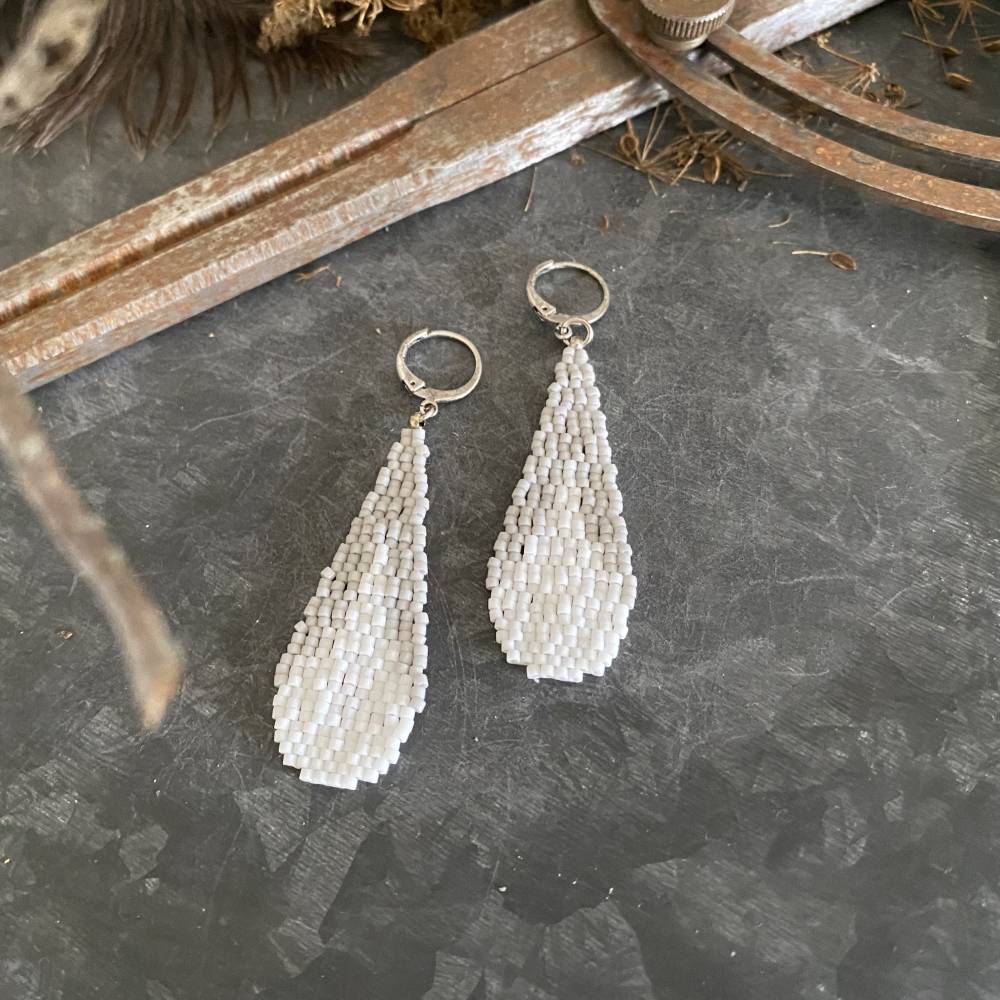 Handgefertigte Boho Ohrhänger Tropfenform – Leicht, Chic & Ethno-Style | Weiß Grau Silber Bild 2