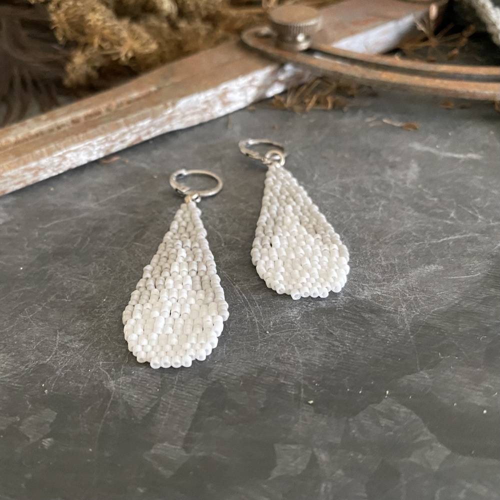 Handgefertigte Boho Ohrhänger Tropfenform – Leicht, Chic & Ethno-Style | Weiß Grau Silber Bild 3