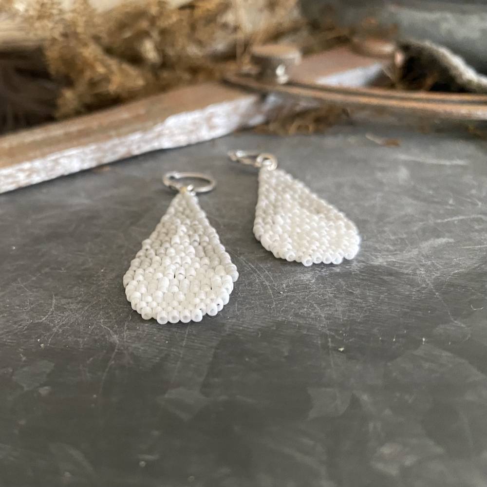 Handgefertigte Boho Ohrhänger Tropfenform – Leicht, Chic & Ethno-Style | Weiß Grau Silber Bild 4