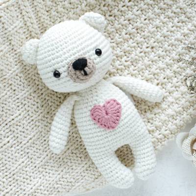 Kuscheltier gehäkelter Teddy Mini Polarbär weiß aus Baumwolle – Handgemachtes Geschenk