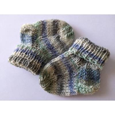 Kunterbunte handgestrickte BabySöckchen – Neugeborenen-Socken aus 4fädiger Sockenwolle