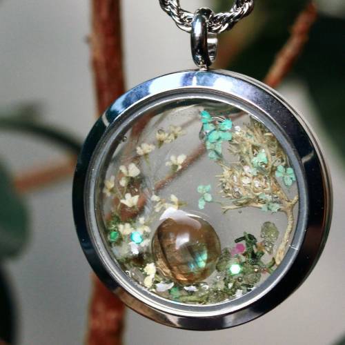 Medaillon Blüten Labradorit Garten Terrarium im Edelstahl Medaillon florale Landschaft als Geschenk für Frauen Freundin