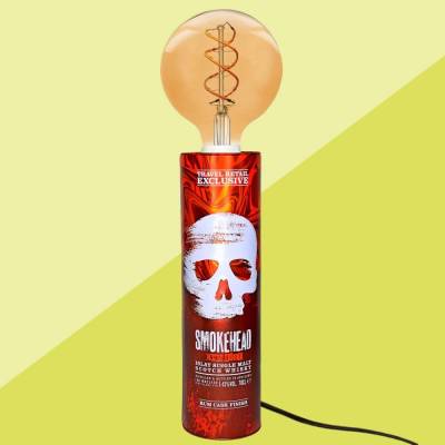 Upcycling Flaschenlampe, Vintage Lampe aus Smokehead Whisky Blechdose, Nachttischlampe mit Totenkopf, Skull