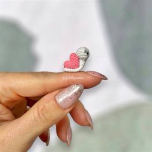 Gehäkelte Mini Schnecke mit Schneckenhäuschen in Herzform (microcrochet) - Perfekt als Geschenk zum Valentinstag