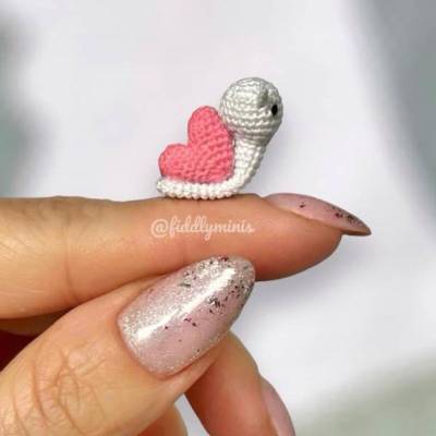 Gehäkelte Mini Schnecke mit Schneckenhäuschen in Herzform (microcrochet) - Perfekt als Geschenk zum Valentinstag