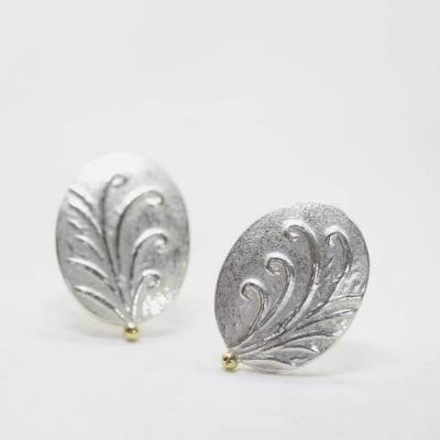 Ohrstecker FEDER, gehämmert und ziseliert aus Silber 925, Goldschmiedearbeit
