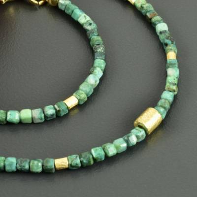 Halskette mit Chrysokoll - Würfeln und vergoldetem 925er Silber, minimalistische Edelsteinkette türkis Geschenk Braut