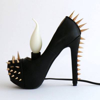 Moderne Tischlampe | sexy Nachttischlampe aus echten Plateau High Heels mit Spikes, schwarz & pink