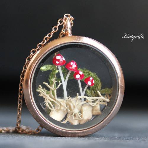 Medaillon Pilz Wald als winterliches Terrarium und als feiner Naturschmuck 