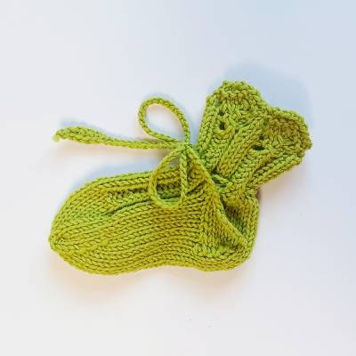Babysocken 0-6 Monate Söckchen mit hübschen Ajourmuster und Bindeband gestrickt