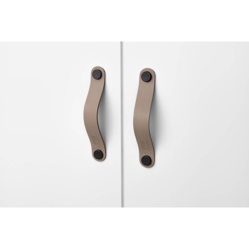 Ledergriffe Taupe Serie "Arc" handgefertigte Möbelgriffe in Grau Braun / Schrankgriffe in 30 Farben Bild 1