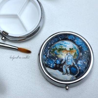 Pillendose Astronaut im Weltall Motiv handgemalt