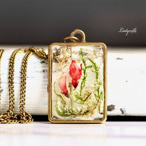 Terrarium Kette  Blüten als Der geheime Garten mit Ginster und Gräsern im Vintagestyle