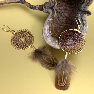 fingergestrickte TRAUMFÄNGER Ohrringe - Braun mit Federn