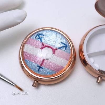 Pillendose trans Symbol handgemalt