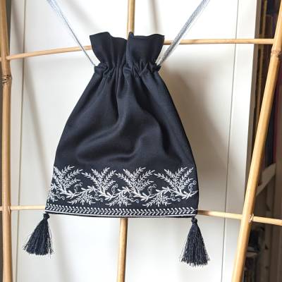 Kleine Tasche aus schwarzem Baumwollsatin mit Silberstickerei im Regencystil