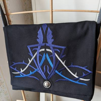Schwarze Canvas Umhängetasche mit Fantasy Stickerei – Gothic Schultertasche für Damen
