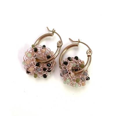 roségoldfarbene Edelstahl CREOLEN mit gestrickten Mini-Donuts