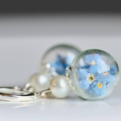 Ohrringe Vergissmeinnicht Blüten,  gepresste Blüten Vergissmeinnicht in Glaskugel mit Perle