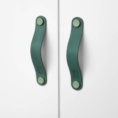 Ledergriffe Smaragd Serie "Arc" handgefertigte Möbelgriffe in Waldgrün / Schrankgriffe in 30 Farben