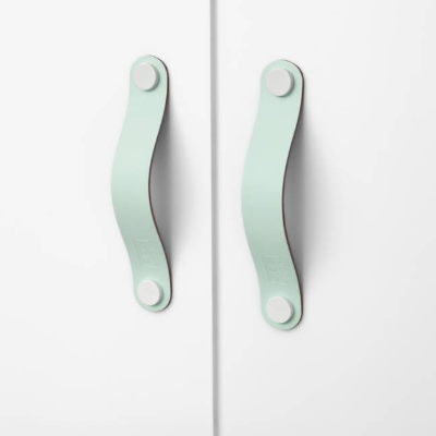 Ledergriffe Minz Serie "Arc" handgefertigte Möbelgriffe in Pastell Grün / Schrankgriffe in 30 Farben