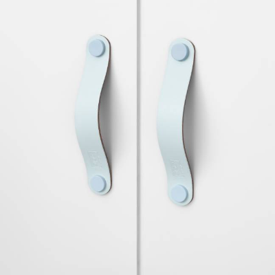 Ledergriffe Aqua Serie "Arc" handgefertigte Möbelgriffe in Pastell Blau / Schrankgriffe in 30 Farben