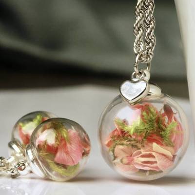 Schmuckset Blüten Moos Ginster mit Herz Edelstahl Kette und Ohrringe als florales Geschenk für sie