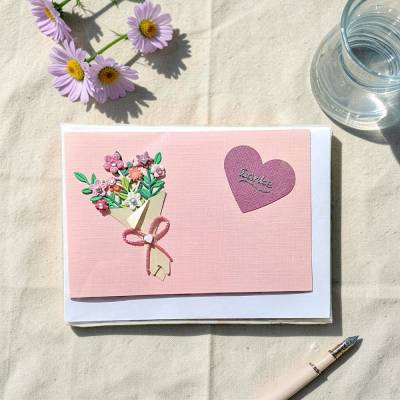 Handgefertigte Glückwunschkarte mit Blumenstrauß – rosa Klappkarte mit Umschlag & Einlegeblatt, Danke Schriftzug