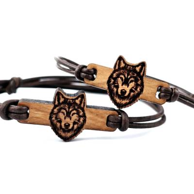 Holzarmband mit Wolfsgravur - Kraftvoll. Elegant. Einzigartig.