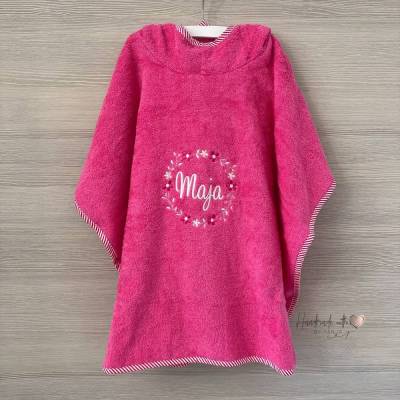 Bade Poncho mit Blumenkranz und Namen bestickt - Badeponcho personalisiert - Geschenkidee Baby Kind