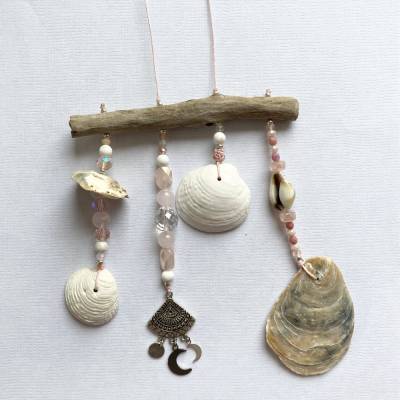 Windspiel „Rosa Mond“ - Deko-Anhänger mit Muscheln, Glas-Kristallen, Glasperlen, Rosenquarz und Mond-Anhänger in rosa