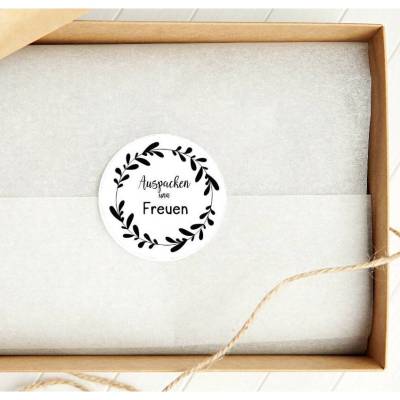 Sticker Aufkleber, AUSPACKEN und FREUEN, Spruch in Blätterkranz, dekorativ modern schwarz weiß, by BuntMixxDESIGN