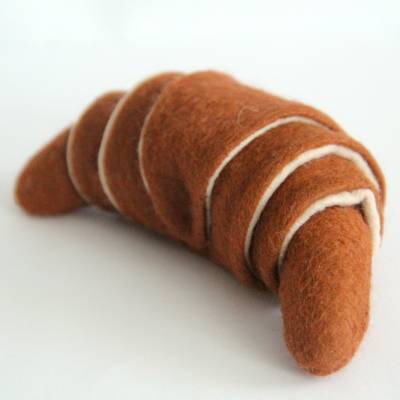 Croissant aus Filz – handgenähtes Spielessen für Kinderküche, Kaufladen, Spielküche & Rollenspiel