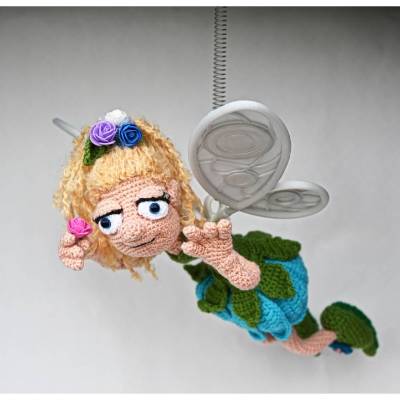 Elfe Fee Fiona Mobile – Nachtleuchtende Flügel, Amigurumi Kuscheltier mit Zugfeder & Blumen für Mädchenzimmer