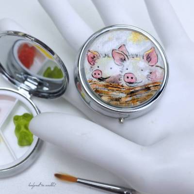 Pillendose mit Schweineduo Motiv handgemalt