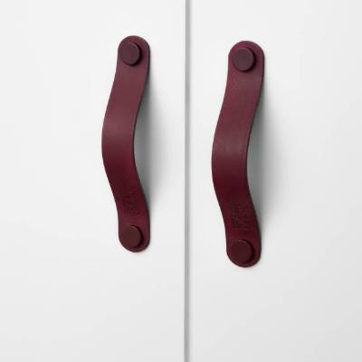 Ledergriffe Berry Serie "Arc" handgefertigte Möbelgriffe Beere Rot dunkel / Schrankgriffe in 30 Farben