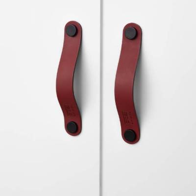 Ledergriffe Ruby Serie "Arc" handgefertigte Möbelgriffe Rubin Rot Wein / Schrankgriffe in 30 Farben