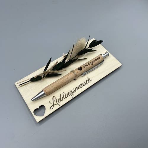 Kugelschreiber personalisiert mit Gravur aus Holz Geschenk mit Trockenblumen