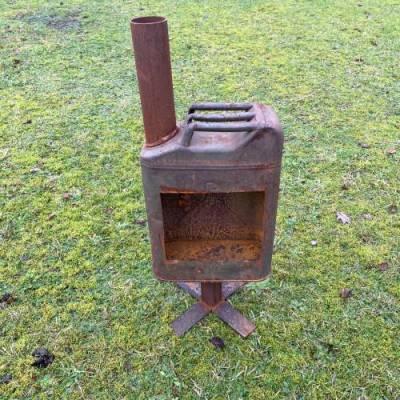 Gartenofen aus Benzinkanister rustikaler Ofen für Terrasse in Rostoptik.