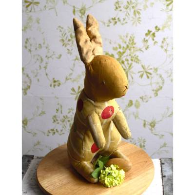 alter Spielzeug Hase mehrfach geflickt