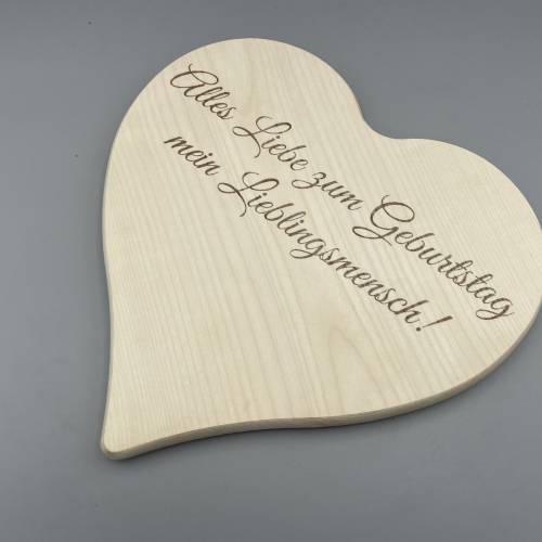 Schneidbrett in Herzform aus Ahorn - personalisiert mit Gravur