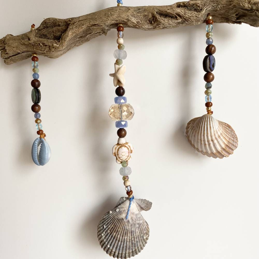Windspiel Meeresblau - Deko-Anhnger mit Muscheln, Glas-Kristallen,  Glasperlen, Abalone-Muschel und Holz blau/braun