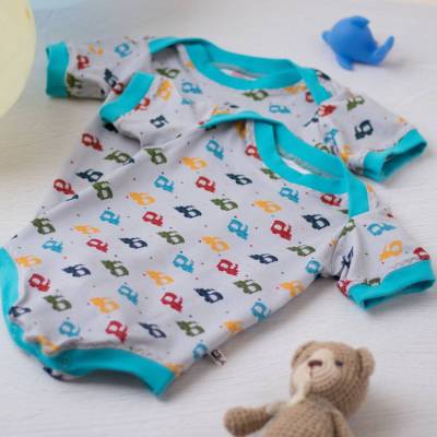 Babybody bunte Lokomotiven, Unterziehbody für Babys, Amerikanischer Ausschnitt, Baby Basics, Geschenk fürs Baby