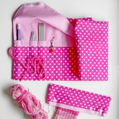 Stricknadeltasche mit Herzen – Nadelgarage für unterwegs, Geschenk zum Muttertag oder Valentinstag, Stricknadeletui aus Baumwolle