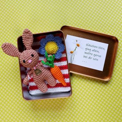 Box - Hase - Häschen mit Karotte, Kuscheldecke und Blumenkissen aus Baumwolle gehäkelt in Blechdose mit Namen