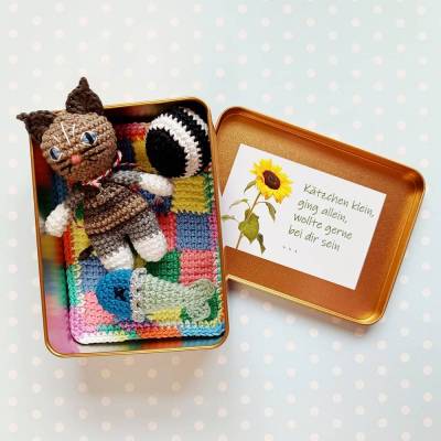 Box - Katze - Kater - Mieze mit Fisch, Kuscheldecke und Ball aus Baumwolle gehäkelt in Blechdose mit Namen