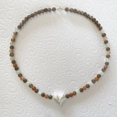 Mondsteinkette bunt mit silbernem Herz – Handgefertigtes Collier 43 cm Unikat